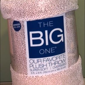 NWT The Big One Super Soft Plush Throw 5 ft X 6 ft